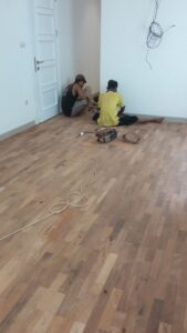 jasa renovasi rumah cluster Ruby pasang wwoden floor